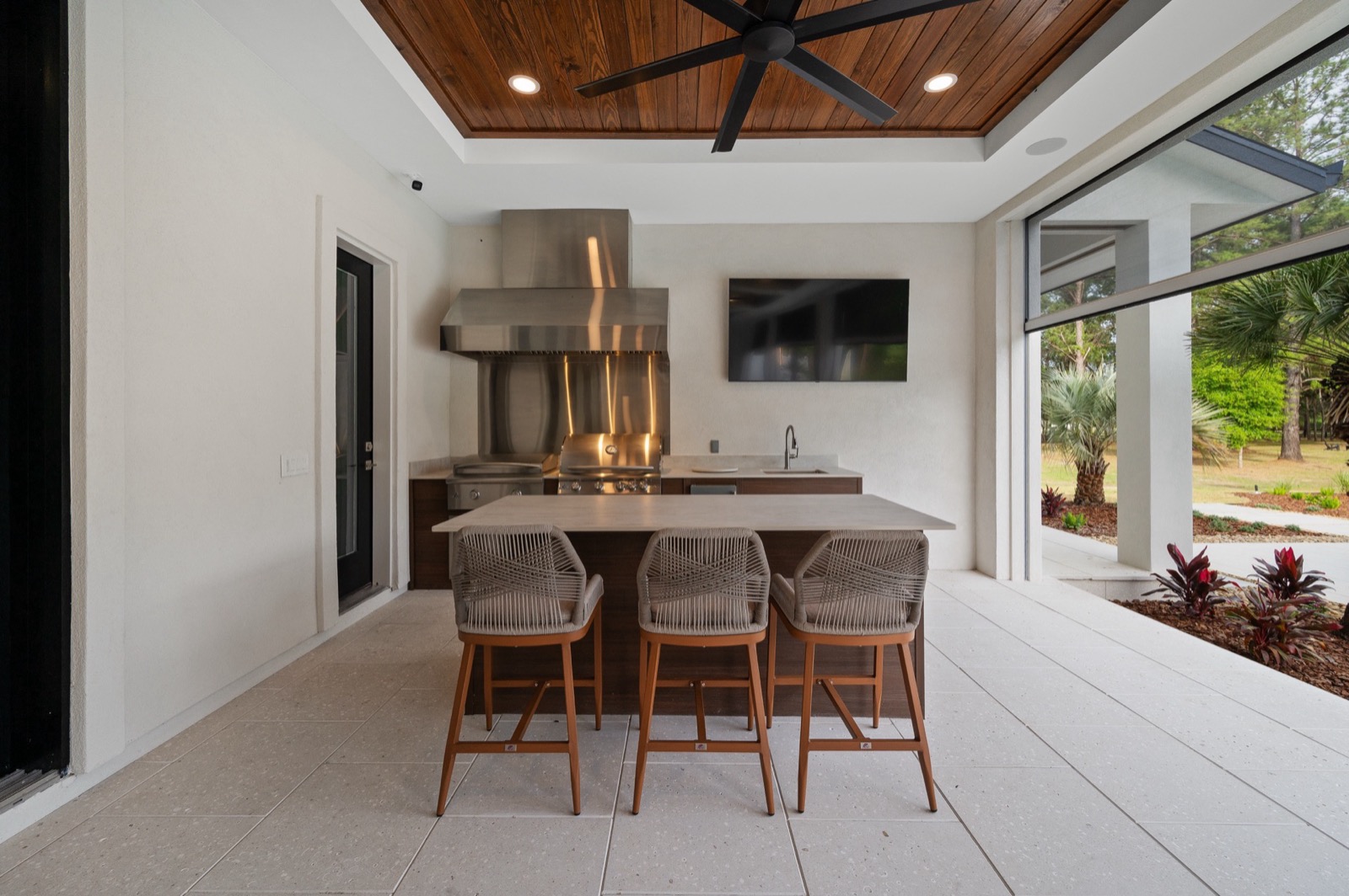 Screened lanai with motorized retractable screens